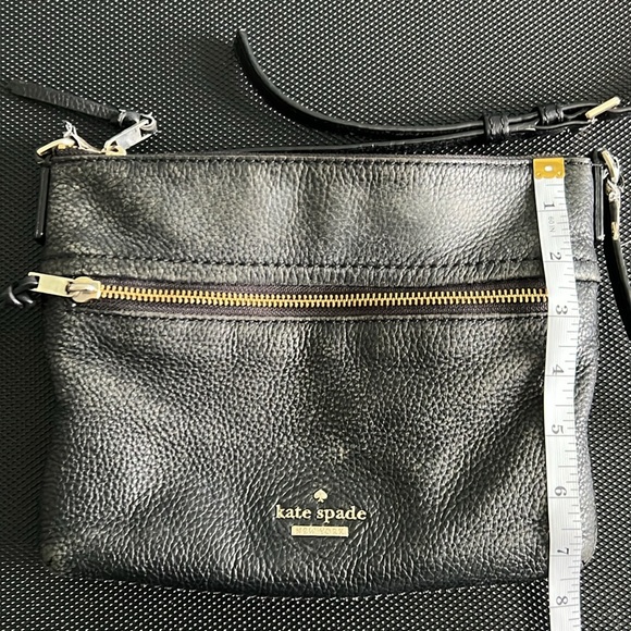 ⭐️ KATE SPADE Black Leather crossbody purse ⭐️ - Picture 2 of 9